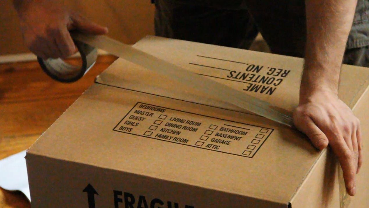 persona che prepara la scatola