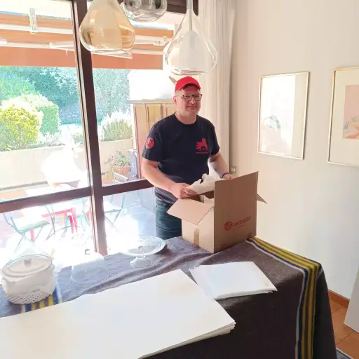 Servizio di trasloco chiavi in mano con imballaggio degli oggetti delicati