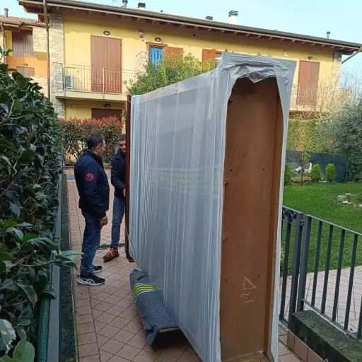 Trasloco di una credenza ingombrante usando un carrello