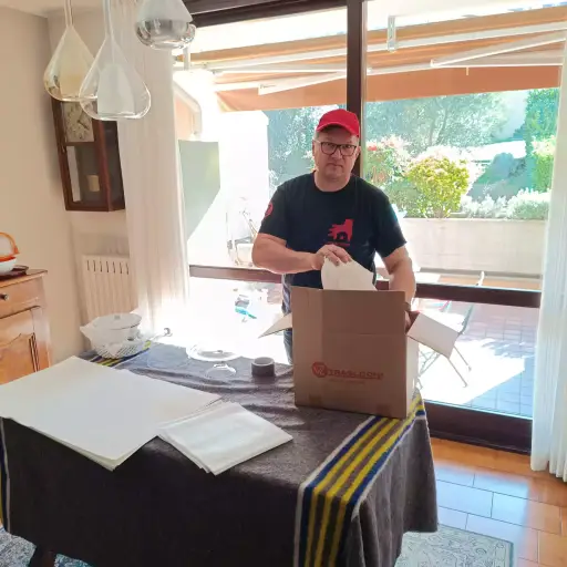 Imballaggio di piatti e bicchieri in un trasloco chiavi in mano