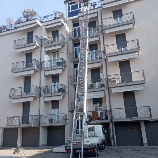 Servizio autoscala per traslochi per movimentare le macerie per edilizia