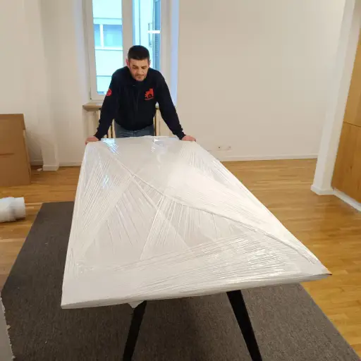 Traslocatore di VZ-Traslochi che ha appena finito di imballare un tavolo molto delicato