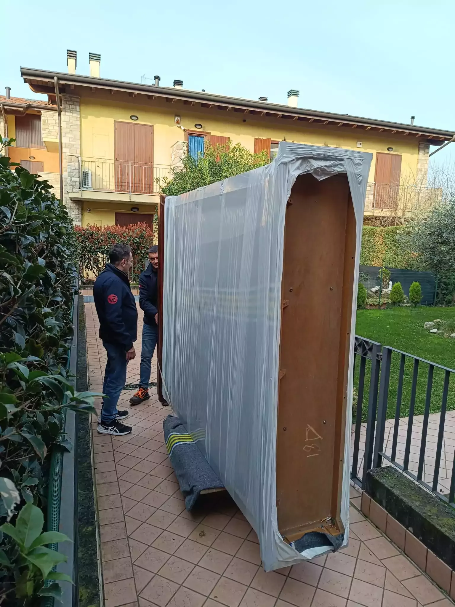 Trasloco di una credenza ingombrante usando un carrello